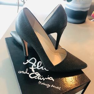 🌪 Alice + Olivia Storm Gray Irridecent Pump 🌪